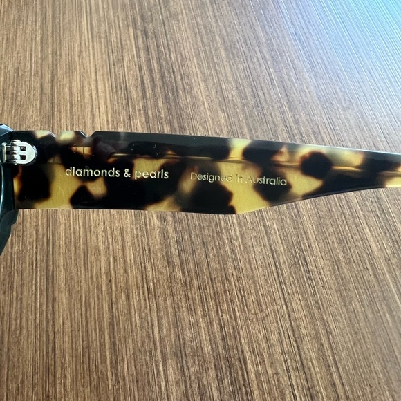 PARED EYEWEAR
PARED EYEWEAR DIAMONDS & PEARLS SUNGLASSES - Picture 10 of 11